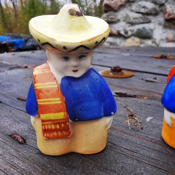 Vintage Ceramic Men in Sombreros Salt and Pepper Shakers - Picture 4 of 13